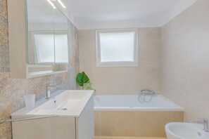 Douche, sèche-cheveux, bidet