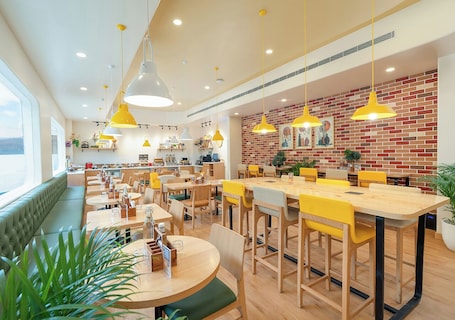 Restaurant. Bloom Hotel - DLF Cyber City