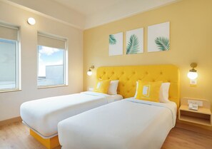 Habitación Deluxe con 2 camas individuales | Caja fuerte, escritorio, espacio para trabajar con un portátil