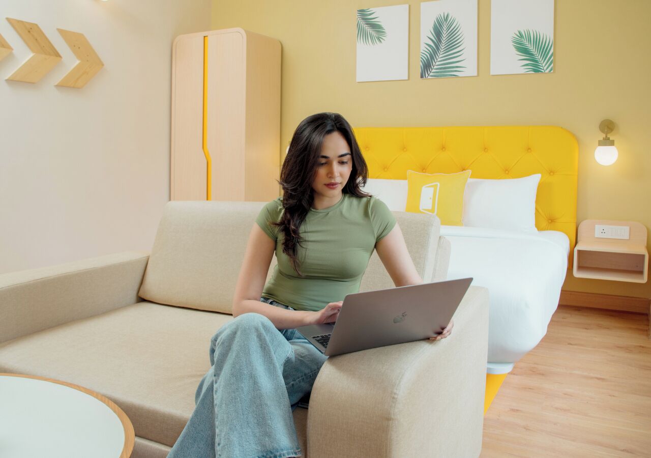 客房内保险箱、办公桌、笔记本电脑工作区、熨斗/熨板