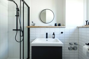 Dusche, Haartrockner, Seife, Toilettenpapier