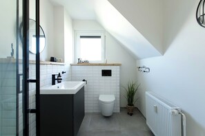 Dusche, Haartrockner, Seife, Toilettenpapier