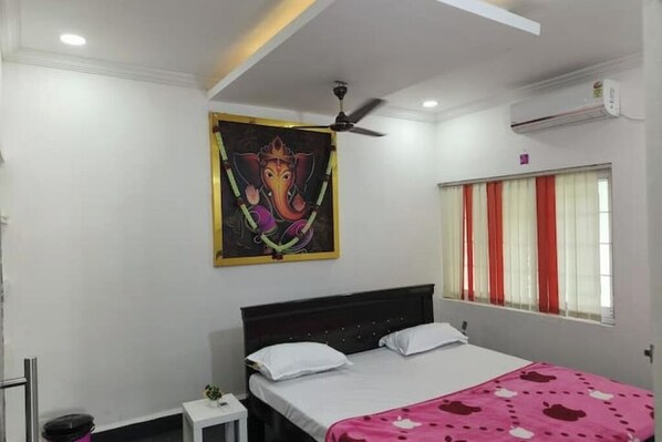 2 bedrooms, iron/ironing board, WiFi