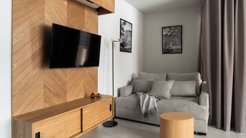 Apartamento superior, vistas a la montaña | Sala de estar | Televisión de pantalla plana de 60 pulgadas con canales por satélite