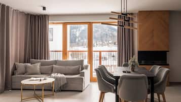 Televisi layar datar 60-inci dengan saluran TV satelit