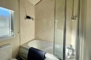 Combined shower/bathtub, deep-soaking bathtub, towels - Lakeside 2 Bedroom Caravan (Cirencester)