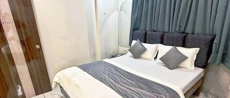 Deluxe Room | Bathroom | Shower, rainfall showerhead