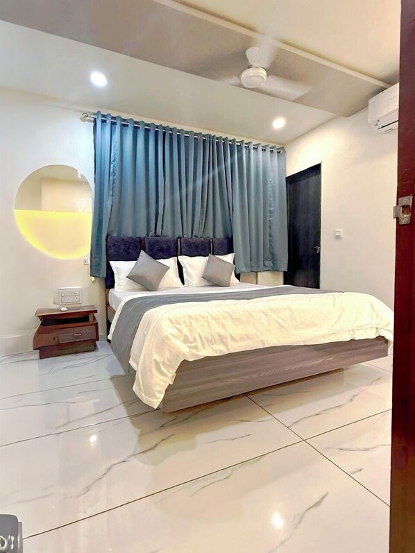 Deluxe Room | Egyptian cotton sheets, premium bedding, free WiFi, bed sheets - Hotel Shyam Inn (Ahmedabad)