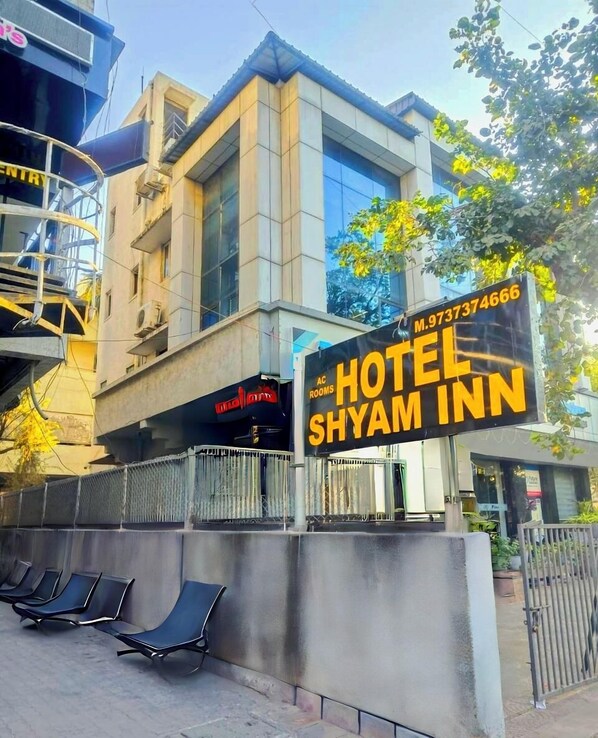 Front of property - Hotel Shyam Inn (Ahmedabad)