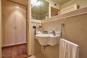 Doppia Classic | Bagno | Vasca idromassaggio, soffione a pioggia, asciugacapelli, pantofole
