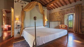 Minibar, laptop workspace, free WiFi, bed sheets