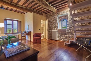 Minibar, espacio para trabajar con laptop, wifi gratis y ropa de cama 