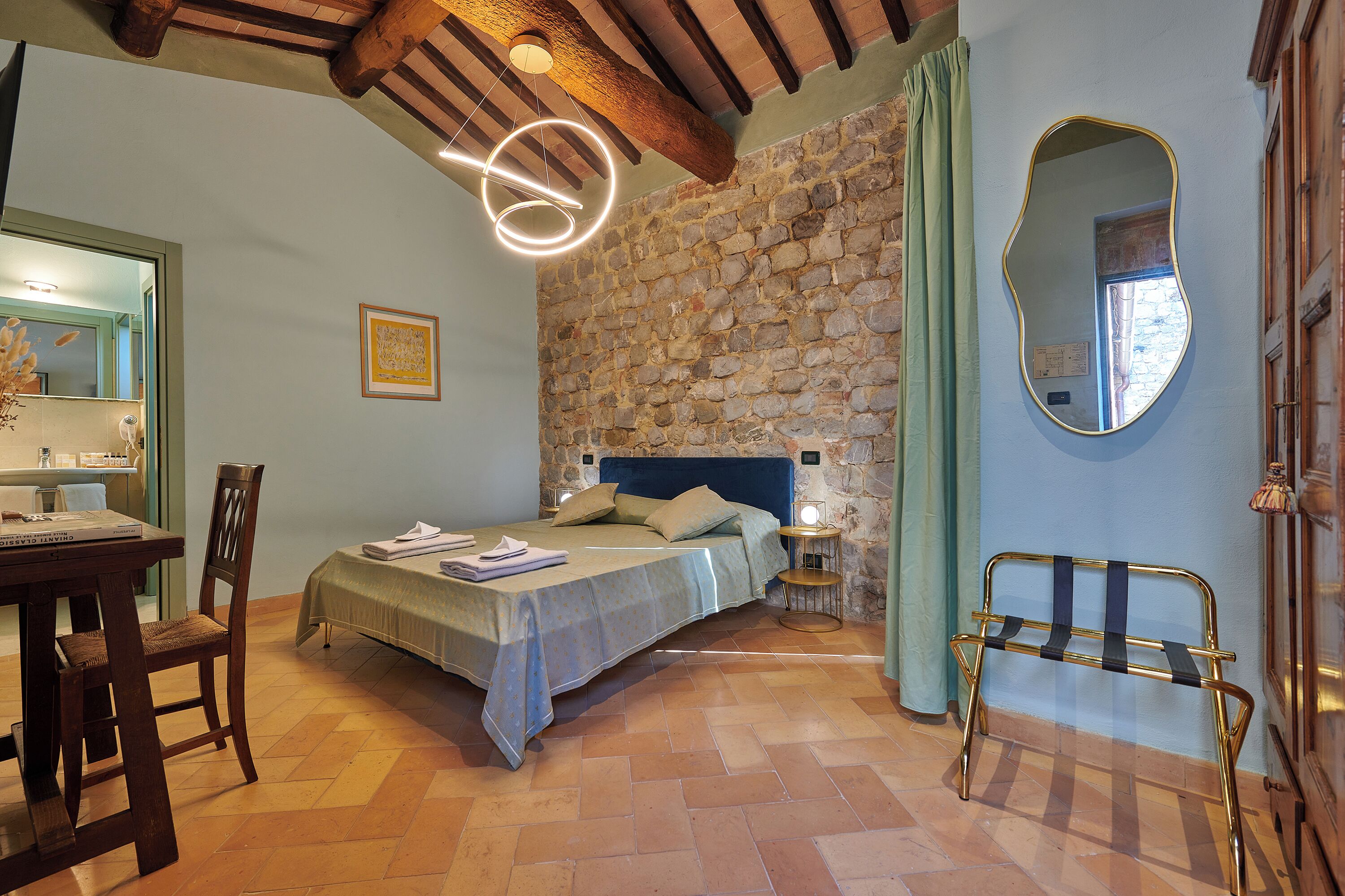 Kahden hengen huone | Minibaari, kannettavalle tietokoneelle sopiva työtila, ilmainen Wi-Fi