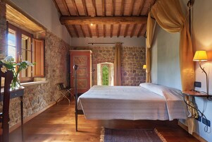 Minibar, espacio para trabajar con laptop, wifi gratis y ropa de cama 