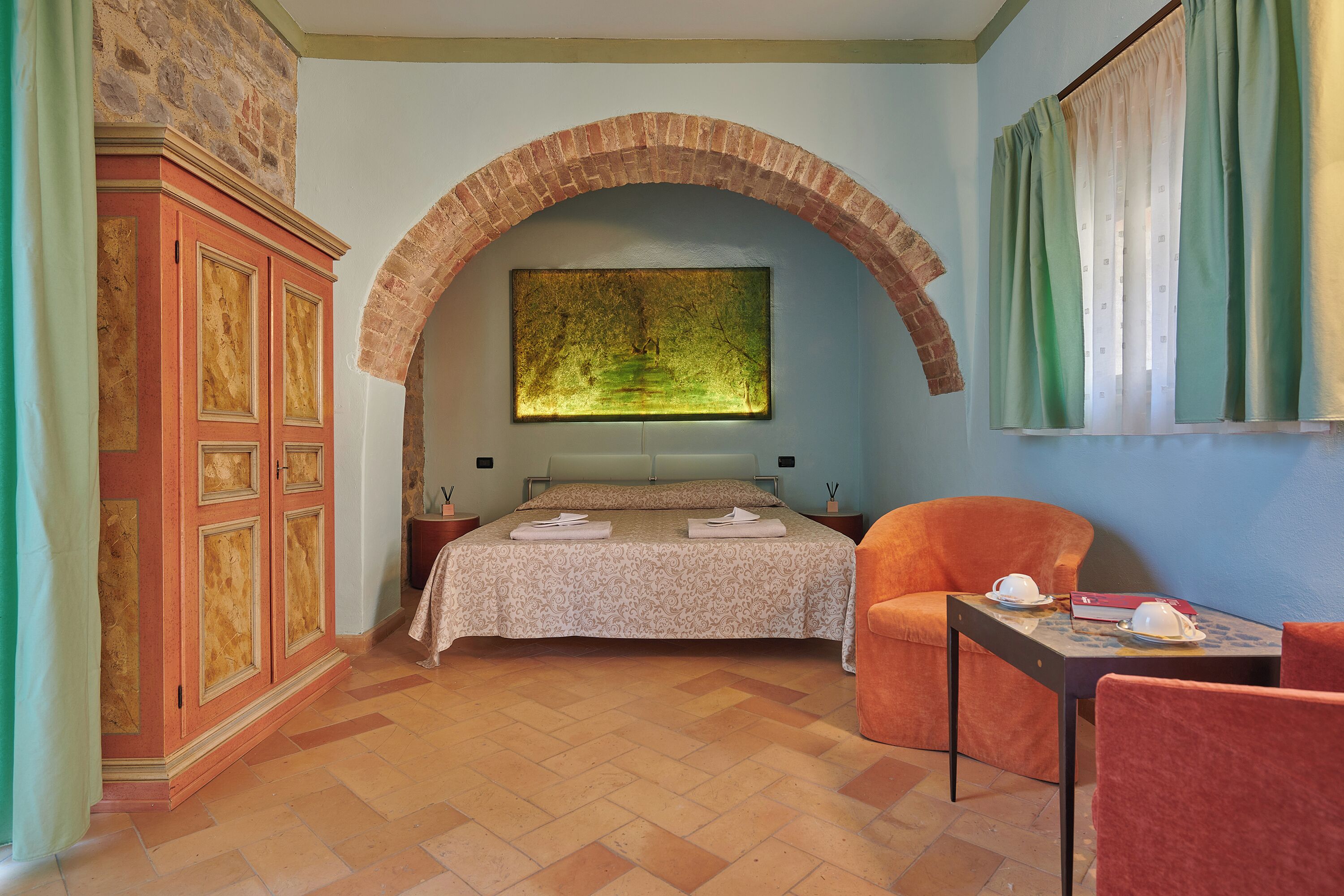 Kahden hengen huone | Minibaari, kannettavalle tietokoneelle sopiva työtila, ilmainen Wi-Fi