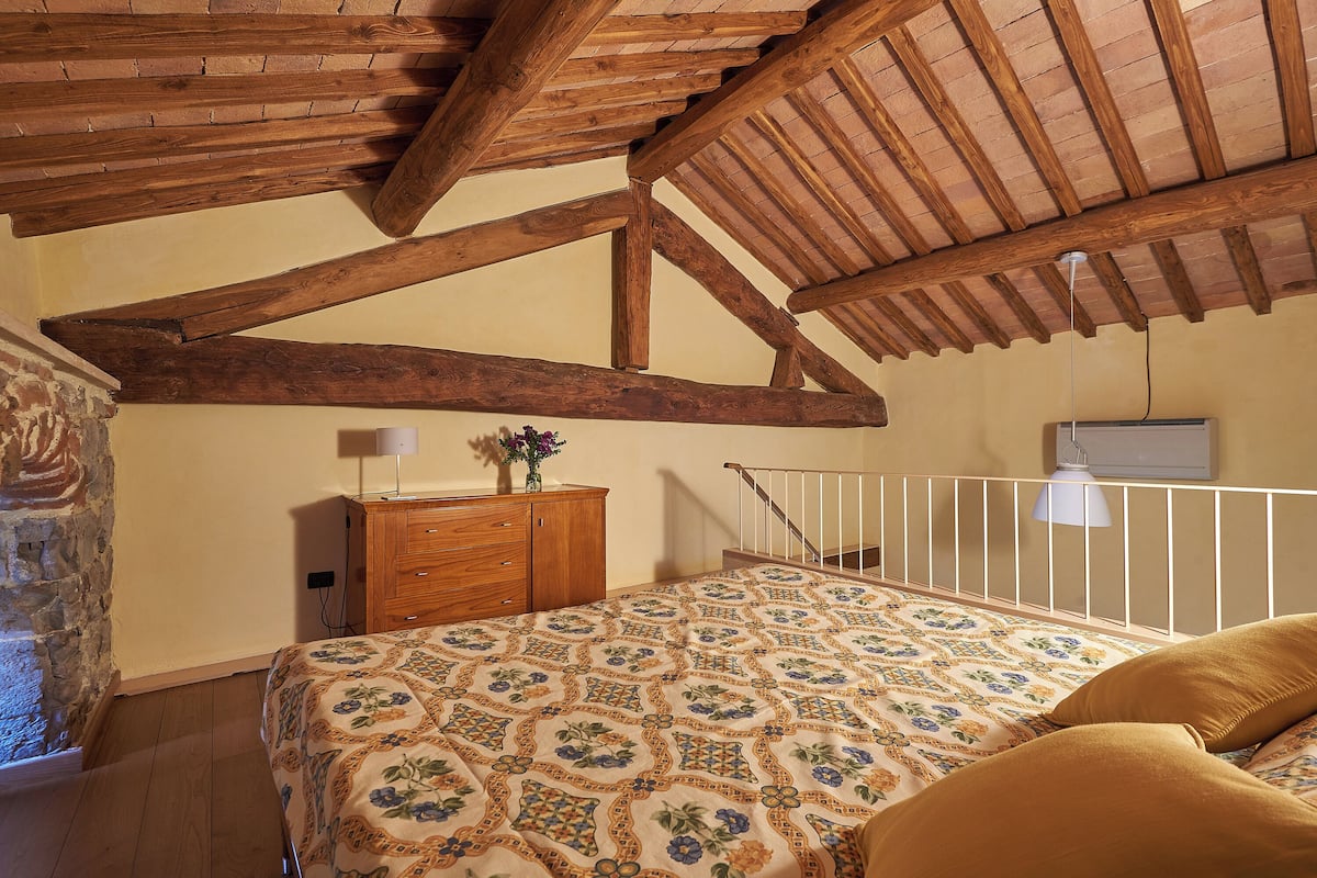 Classic Double Room | Minibar, laptop workspace, free WiFi, bed sheets