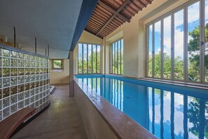 Piscina coperta, piscina stagionale all'aperto, ombrelloni da piscina