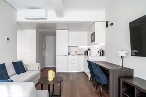 อพาร์ทเมนท์, เตียงควีนไซส์ 1 เตียง และโซฟาเบด | ครัวส่วนตัว | ตู้เย็น, ไมโครเวฟ, เตาประกอบอาหาร, เครื่องชงกาแฟเอสเปรสโซ