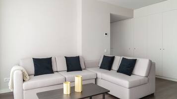 Apartamento, terraza | Zona de estar | Televisión de pantalla plana de 55 pulgadas con canales por cable