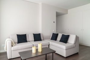 Leilighet, terrasse | Oppholdsområde | En 55-tommers Flatskjerm-TV med kabel-kanaler