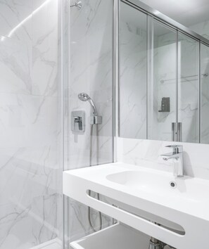 Studio, 1 Queen-Bett und Schlafsofa | Badezimmer | Dusche, umweltfreundliche Kosmetikartikel, Haartrockner, Handtücher