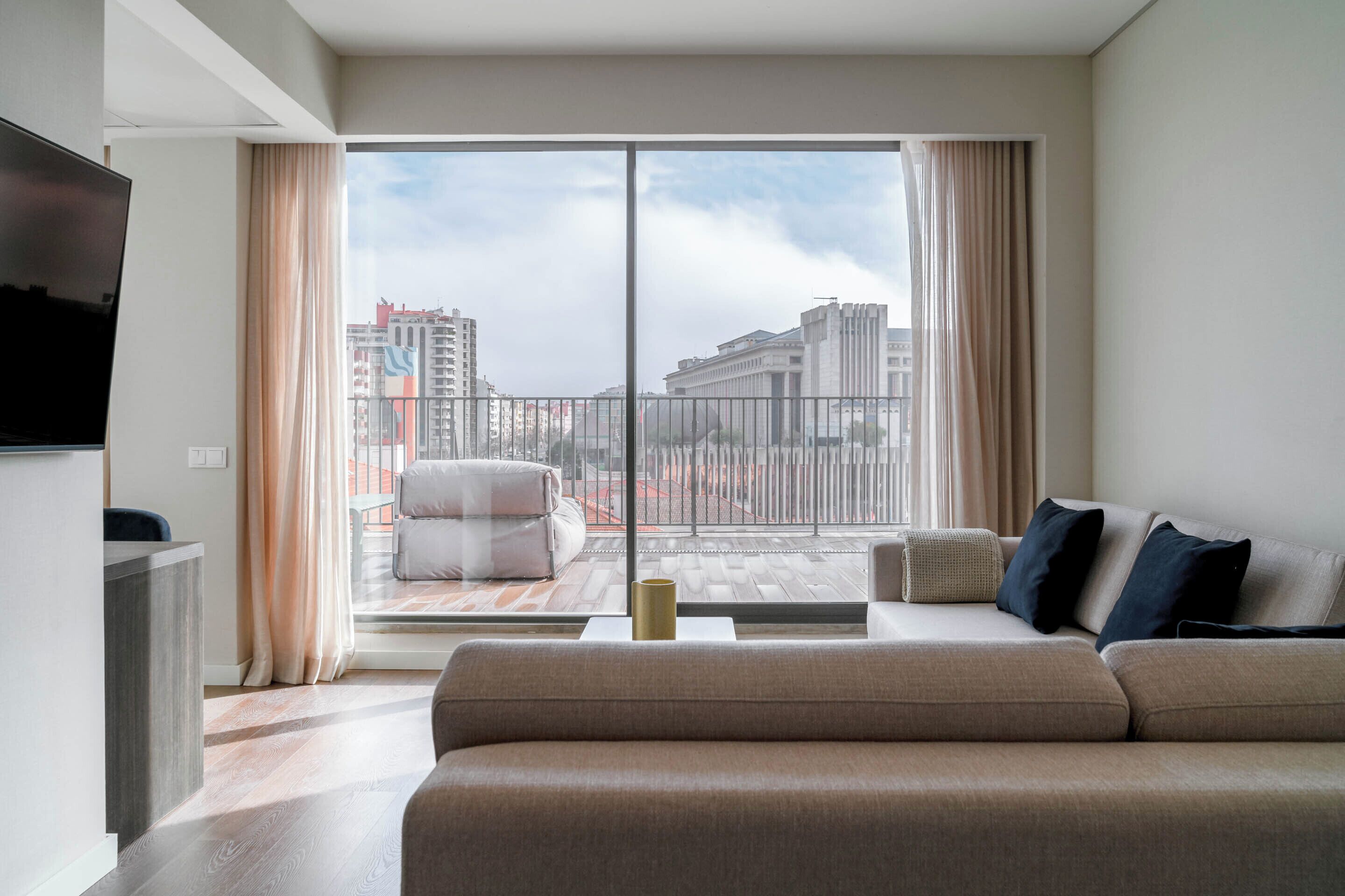 Apartment, Terrasse | Wohnbereich | 55-Zoll-Flachbildfernseher mit Kabelempfang