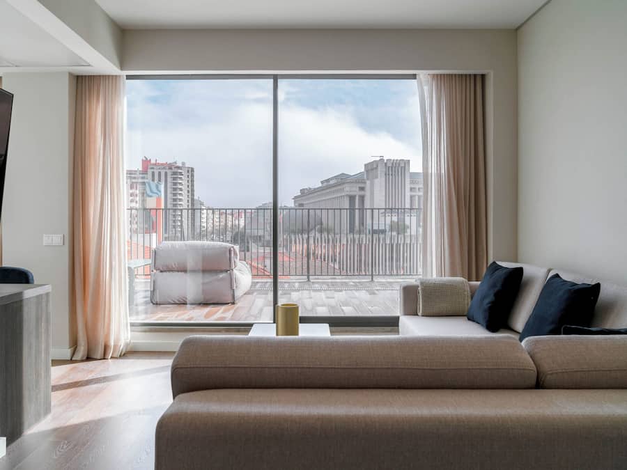 Appartement, terras | Woonruimte | Een 55-inch flatscreentelevisie met kabelzenders