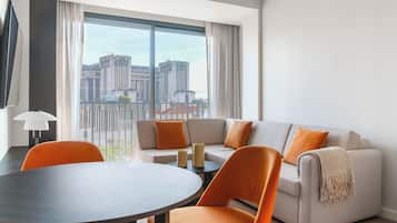 Appartement, 1 très grand lit et 1 canapé-lit | Coin séjour | Télévision à écran plat de 55 pouces avec chaînes par câble