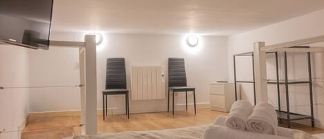 1 bedroom, iron/ironing board, free WiFi