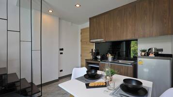 Loft de diseño, balcón, vistas al jardín | Zona de estar