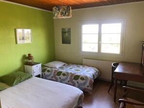 4 chambres, fer et planche à repasser, Wi-Fi, draps fournis