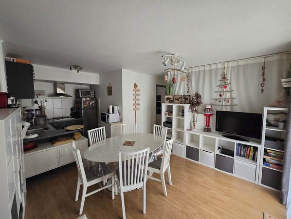 Dining - Le Granny's; cosy, quiet 2-bedroom apartment near town center and cable car (Bagnères-de-Luchon)