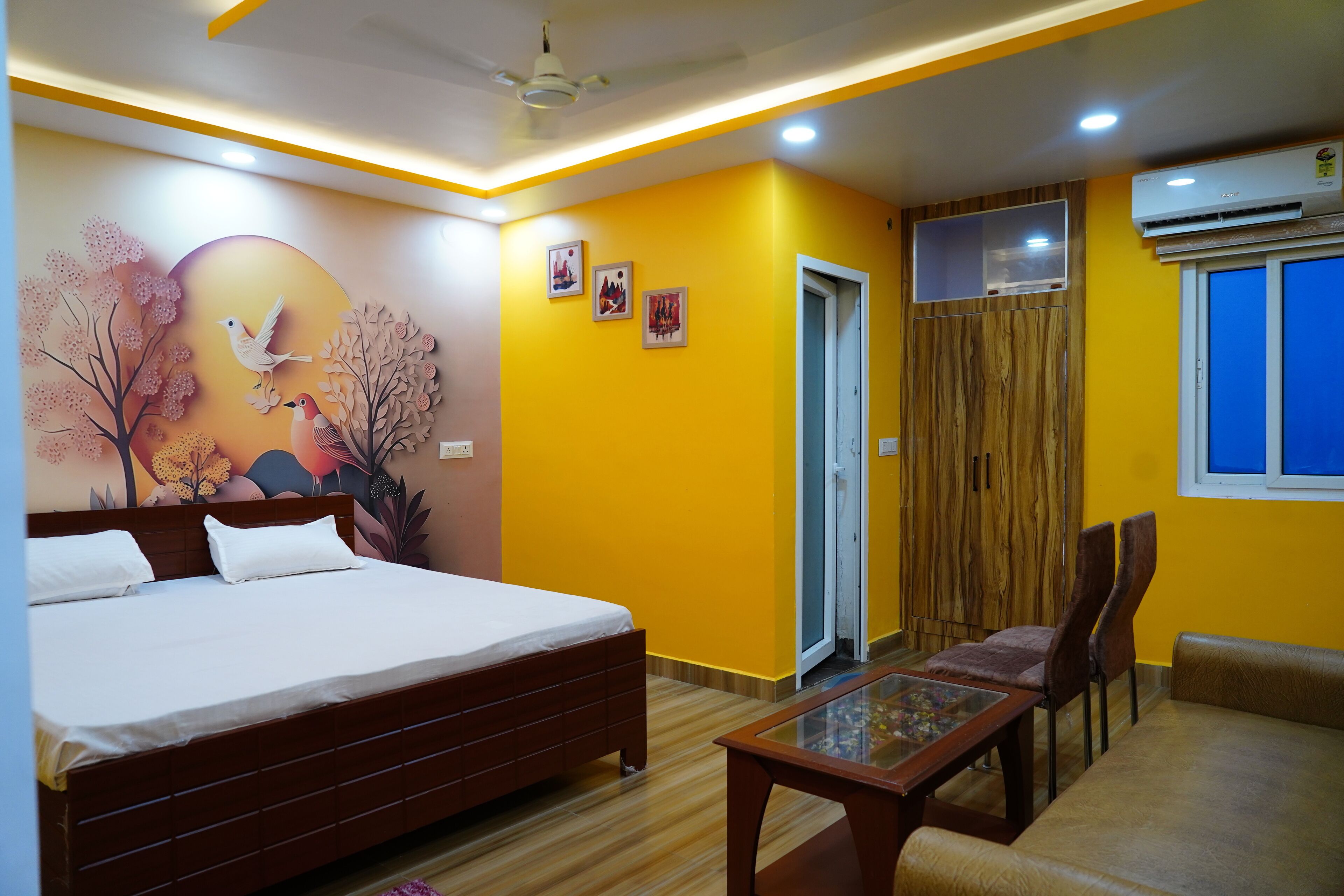 Deluxe dubbelrum - utsikt mot staden | Skrivbord, arbetsyta för laptop, strykjärn/strykbräda och gratis wi-fi