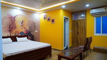 Deluxe dubbelrum - utsikt mot staden | Skrivbord, arbetsyta för laptop, strykjärn/strykbräda och gratis wi-fi