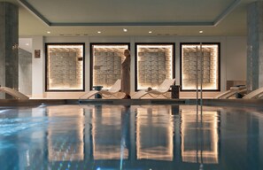 Una piscina cubierta