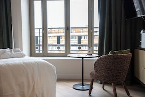 Executive Room | 1 bedroom, free cribs/infant beds, free WiFi, bed sheets