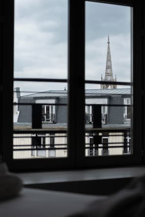 Executive Room | 1 bedroom, free cribs/infant beds, free WiFi, bed sheets
