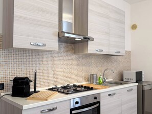 Frigorifero, microonde, forno, piano cottura