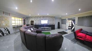 House, 1 Bedroom, Accessible, Smoking | Living room