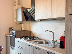 Réfrigérateur, micro-ondes, plaque de cuisson, lave-vaisselle