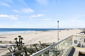 On the beach - Beachfront | Rooftop Deck | Ocean Views | Walk to Pier, Surf & Dining! (Newport Beach)
