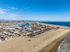 On the beach - Boardwalk Dream | Steps from Beach | Patio | Pier Area | Pet Friendly (Newport Beach)