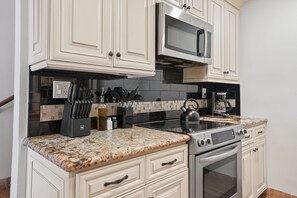 Frigorífic, microones, forn i placa de cuina 