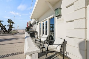 Terrace/patio - Boardwalk Dream | Steps from Beach | Patio | Pier Area | Pet Friendly (Newport Beach)