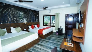 Family Quadruple Room | Individually furnished, desk, laptop workspace, free WiFi