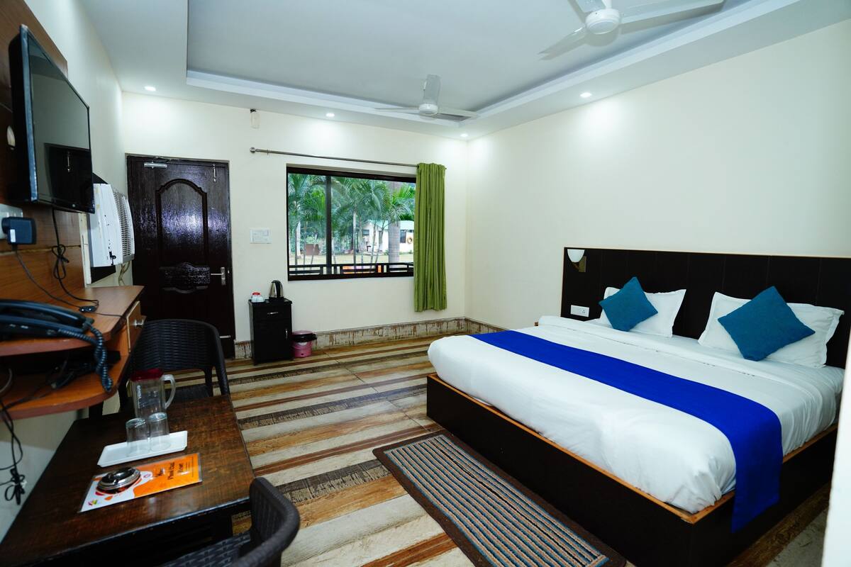 Desk, laptop workspace, WiFi (free), individually furnished