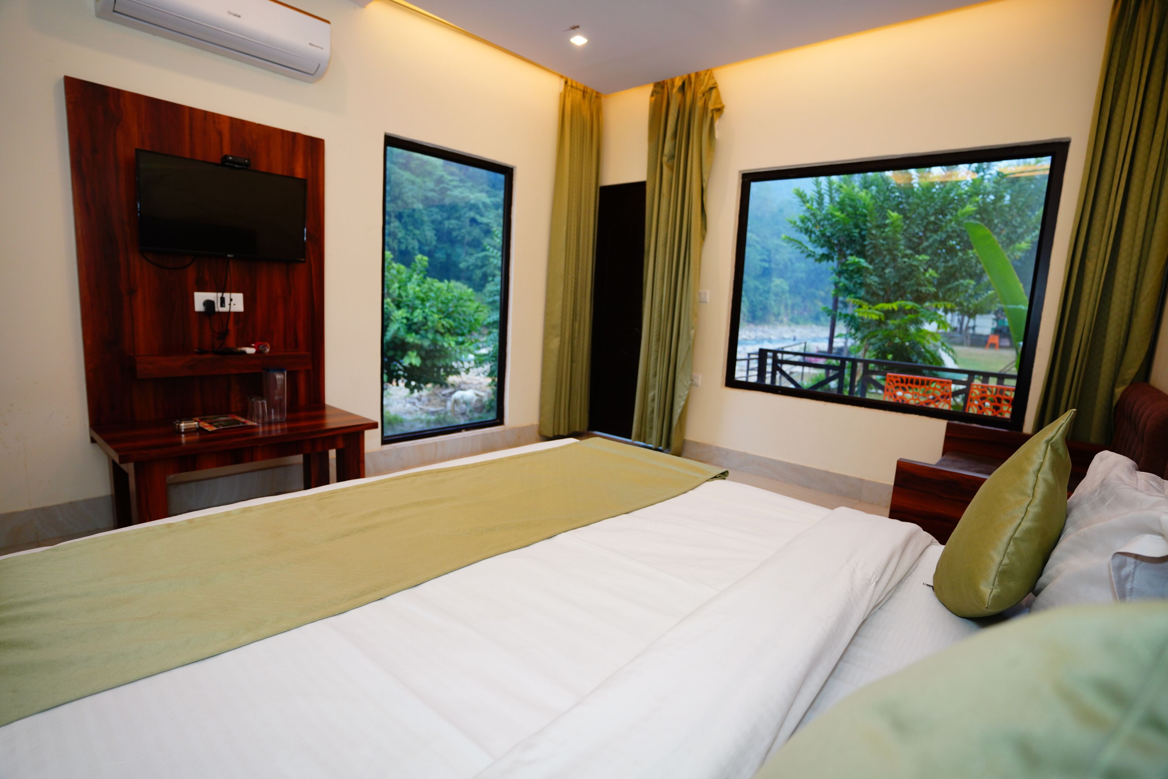 Premium Triple Room | Individually furnished, desk, laptop workspace, free WiFi