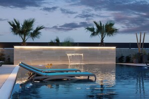 Seasonal outdoor pool, pool loungers - Malibu Royal (Vir)