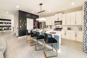 Fridge, microwave, oven, stovetop - Fantastic 5 Bed Disney Vacation with Movie Theater and Gaming Room (Kissimmee)