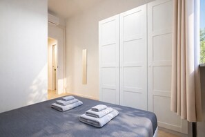 2 dormitorios, caja fuerte, escritorio y tabla de planchar con plancha